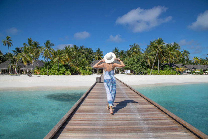 Маст-хэв на медовый месяц: какую шляпку выберете вы? Borsalino_Baglioni Resort Maldives (13)