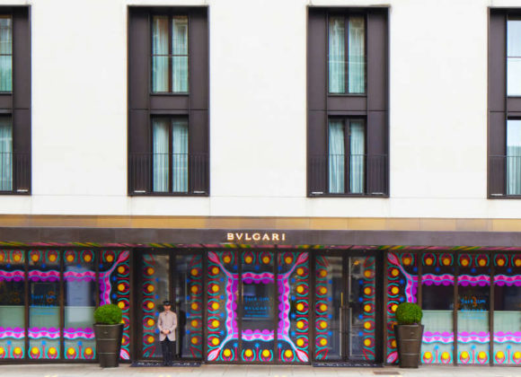 Bulgari Hotel London объявляет о сотрудничестве с художником Йинкой Илори в честь 10-летия отеля 20220906_VINYL_EXTERIOR_FRONT_Close up