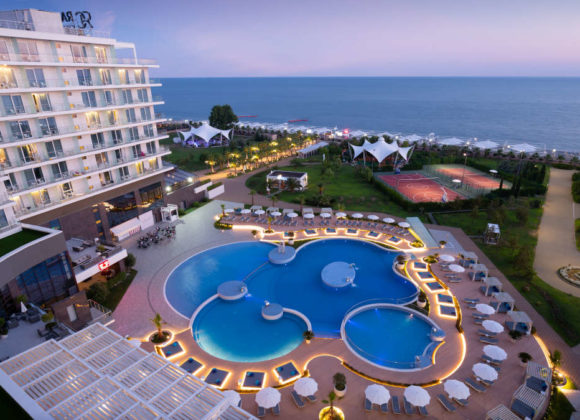 Отели Radisson Collection в России провели арт-завтрак Radisson-Collection-Paradise-Resort-SPA-Sochi_Big-pool-and-hotel-territory_2