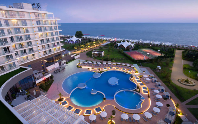 Отели Radisson Collection в России провели арт-завтрак Radisson-Collection-Paradise-Resort-SPA-Sochi_Big-pool-and-hotel-territory_2