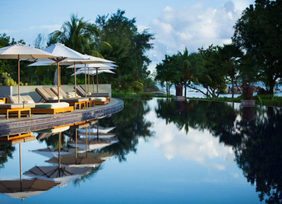 Праздничный сезон с Raffles Seychelles Main Pool General View