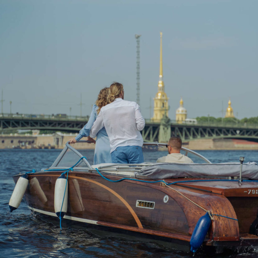 320-я весна Петербурга с Гранд Отелем Европа pexels-boat-5-2-1