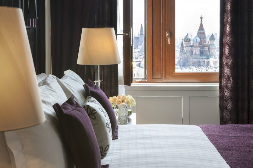 Подарки в эстетике Four Seasons Hotel Moscow из коллекции бутика Amnis Spa grand premier suite bedroom_0105