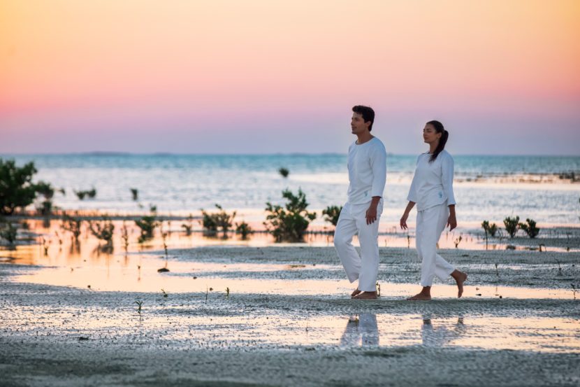 Устойчивое здоровье кишечника в Zulal Wellness Resort By Chiva-Som в священный месяц Рамадан Zulal Wellness Resort_Beach_Earthing