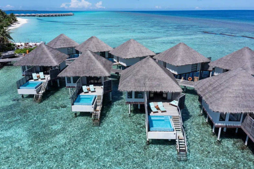 Velassaru Maldives: райский уголок для влюблённых и искателей приключений batch_Water_Bungalows_Drone_2